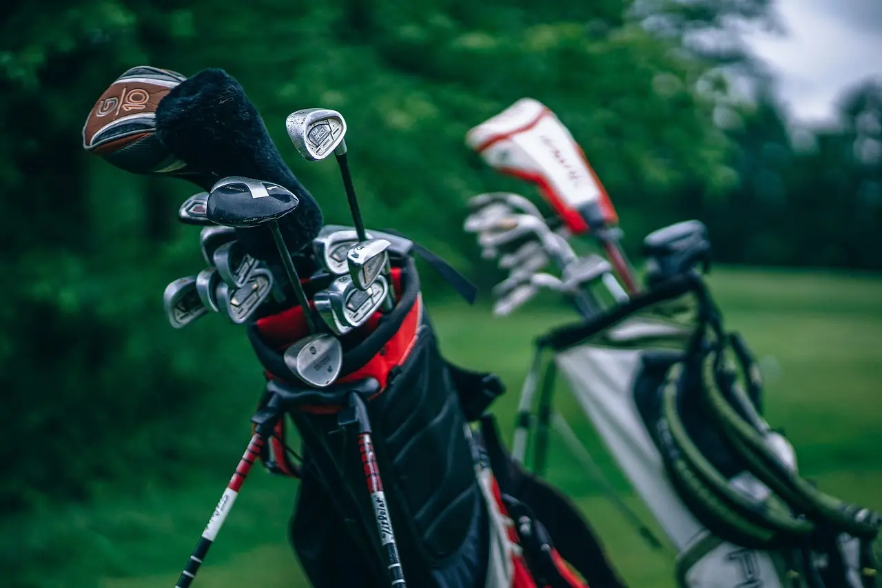 Golfkøller i en golfbag på en golfbane